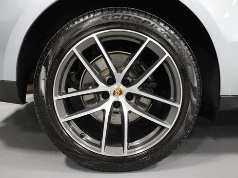 Certified 2025 Porsche Macan image 13