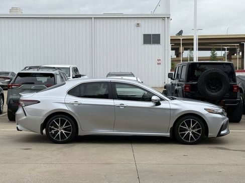 Used 2024 Toyota Camry SE w/ Convenience Package image 3