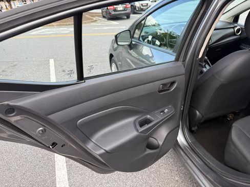 Used 2022 Nissan Versa S FWD image 11