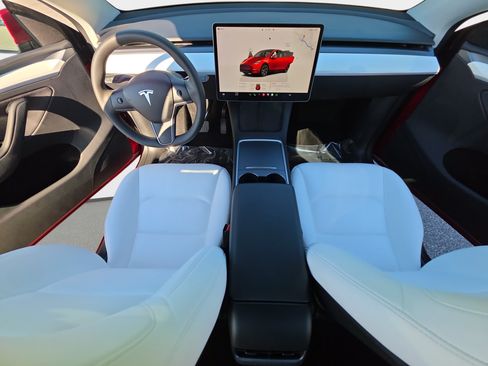 Used 2024 Tesla Model Y Long Range RWD image 9