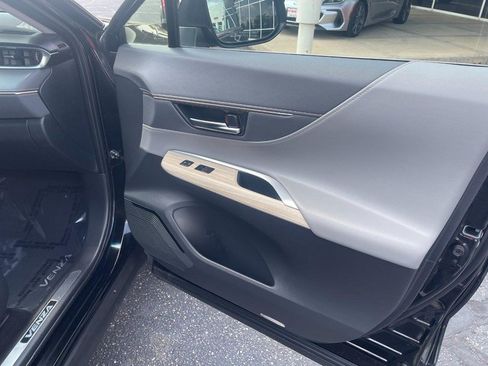 Used 2023 Toyota Venza XLE AWD/4WD image 8