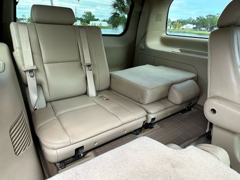 Used 2010 Cadillac Escalade Premium image 29