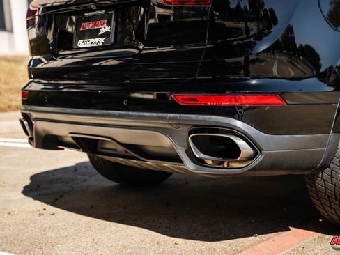 Used 2018 Porsche Cayenne Platinum Edition image 30