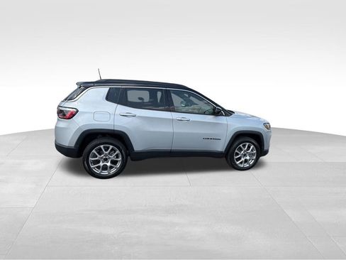 Used 2025 Jeep Compass Limited AWD/4WD image 12