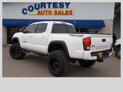 Used 2019 Toyota Tacoma TRD Off-Road image 5