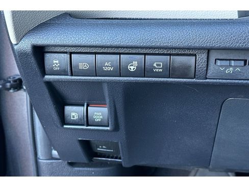 Certified 2023 Toyota Sienna Platinum image 32