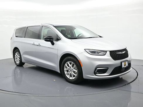 Used 2024 Chrysler Pacifica Touring-L FWD image 4