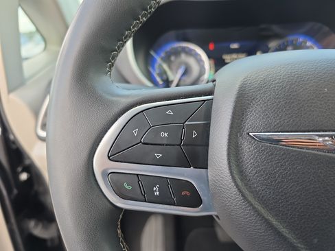 Used 2023 Chrysler Pacifica Touring-L FWD image 20