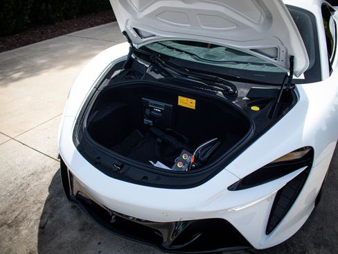 Used 2025 McLaren Artura image 32