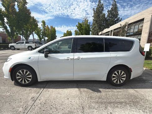 Used 2024 Chrysler Pacifica Limited FWD image 5