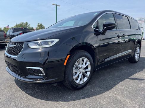 New 2025 Chrysler Pacifica Select w/ Uconnect Theater Family Group image 11