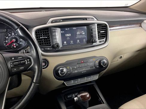 Used 2017 Kia Sorento LX w/ LX Convenience Package image 9