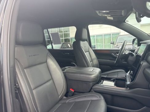 Used 2025 GMC Yukon XL Denali AWD/4WD image 16