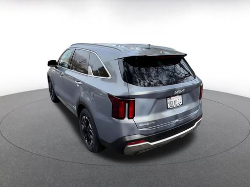 Used 2024 Kia Sorento S image 11