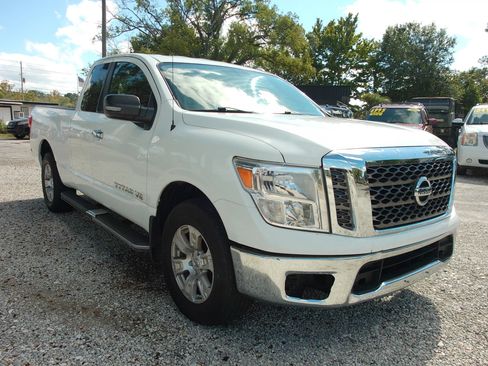 Used 2018 Nissan Titan SV AWD/4WD image 3