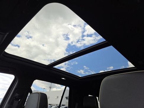 Used 2021 Chevrolet Tahoe Premier w/ Premium Package AWD/4WD image 3