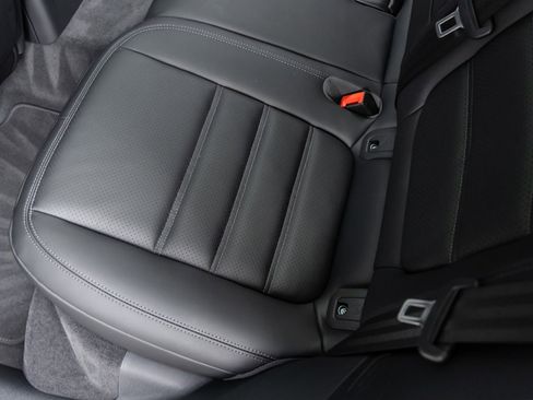 Certified 2025 Porsche Macan image 34