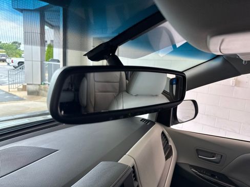 Used 2017 Toyota Sienna XLE w/ XLE Navigation Package FWD image 32