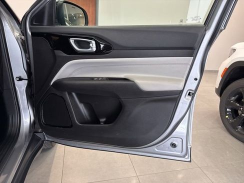 Used 2024 Jeep Compass Limited image 50