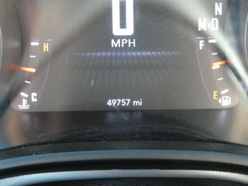 Used 2022 Dodge Challenger SXT image 30