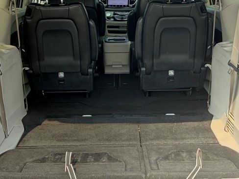 Used 2023 Chrysler Pacifica Touring-L FWD image 21