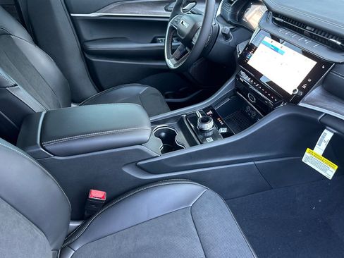 New 2026 Jeep Grand Cherokee Altitude image 13
