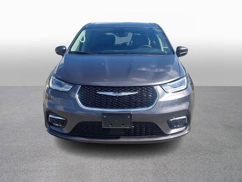 Used 2023 Chrysler Pacifica Touring-L FWD image 2