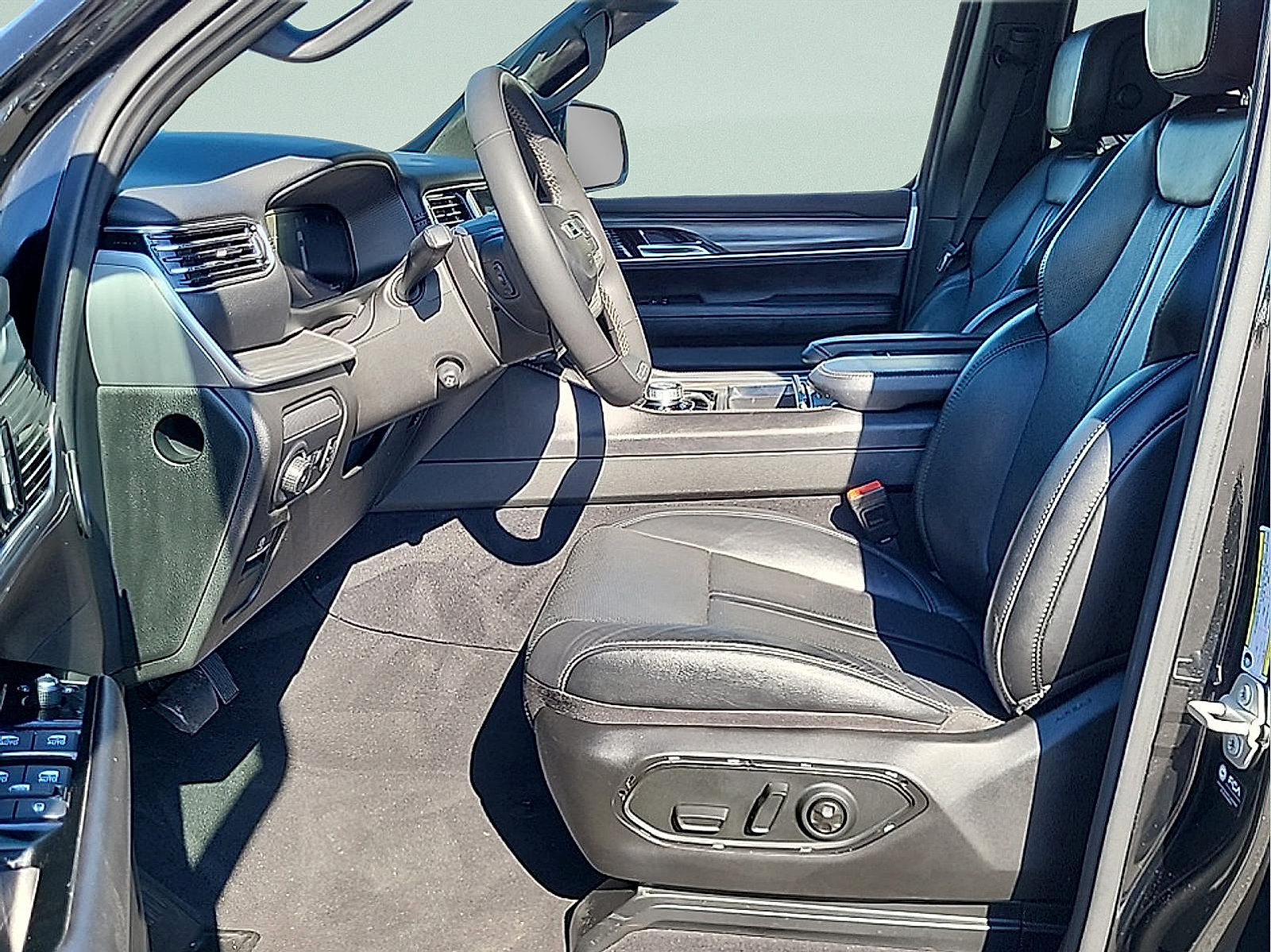 Used 2024 Jeep Wagoneer L Series II w/ Flexible Seating Group AWD/4WD image 13