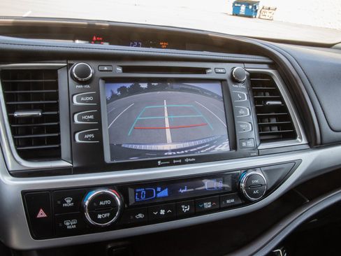 Used 2019 Toyota Highlander XLE AWD/4WD image 23