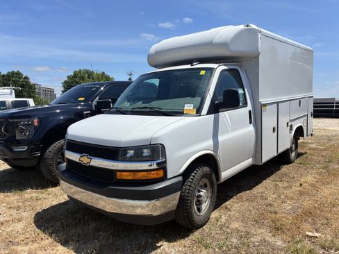 Used 2025 Chevrolet Express 3500 w/ Power Convenience Package RWD image 3