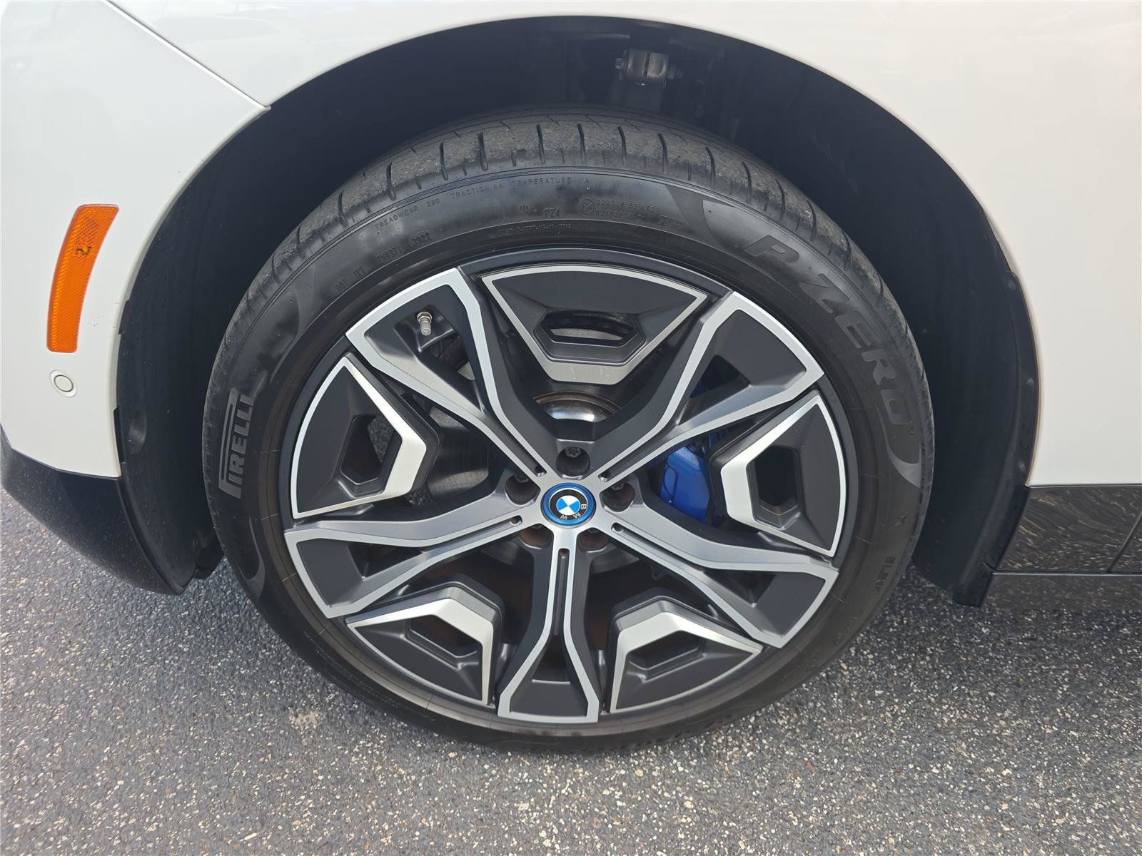 Used 2023 BMW iX xDrive50 w/ Sport Package AWD/4WD image 27