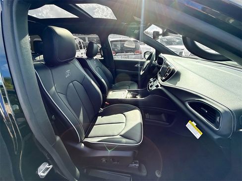 New 2026 Chrysler Pacifica Limited w/ S Appearance Package image 32