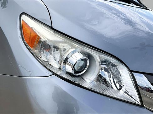 Used 2013 Toyota Sienna XLE FWD image 25