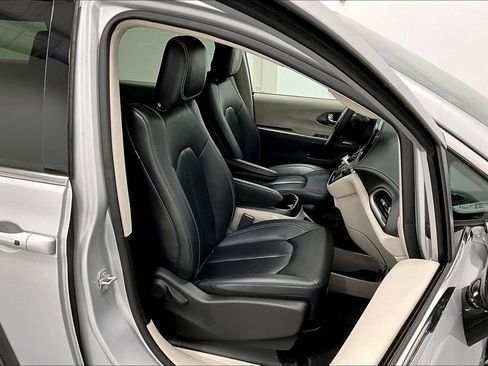 Used 2024 Chrysler Pacifica Limited FWD image 9