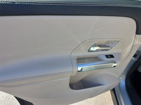 Used 2022 Mercedes-Benz GLB 250 image 9