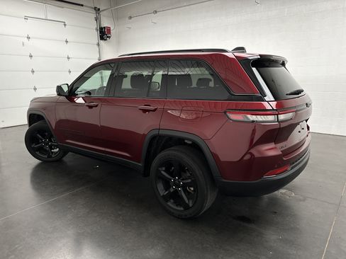 Used 2023 Jeep Grand Cherokee Altitude AWD/4WD image 7