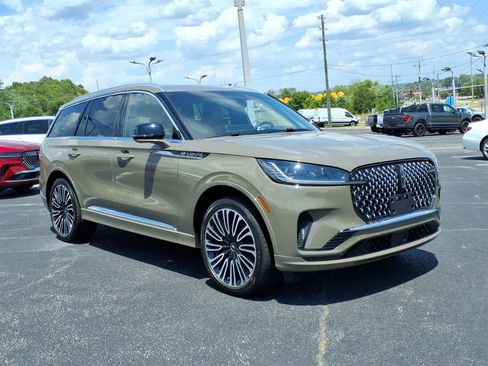 Used 2025 Lincoln Aviator Black Label AWD/4WD image 2