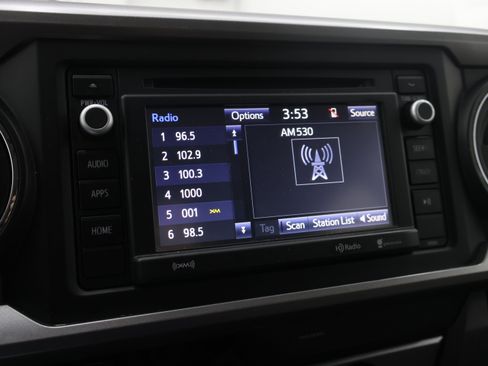 Used 2018 Toyota Tacoma SR5 AWD/4WD image 11