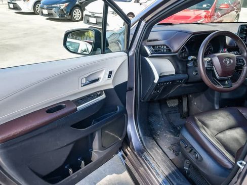 Used 2021 Toyota Sienna Platinum image 25