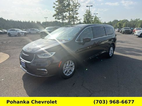 Used 2025 Chrysler Pacifica Select FWD image 3