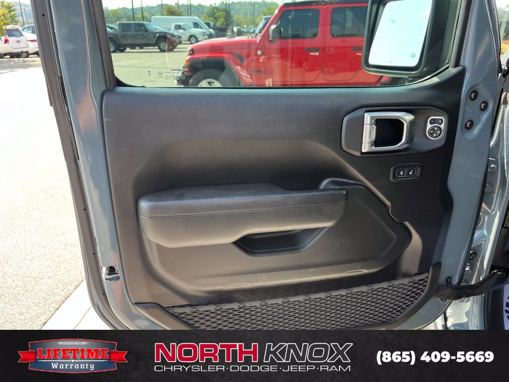 Used 2025 Jeep Gladiator Mojave w/ Convenience Group AWD/4WD image 5