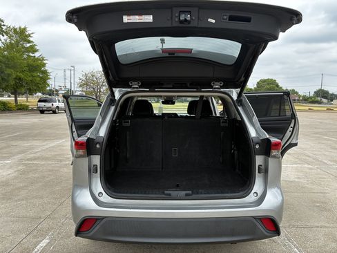 Used 2020 Toyota Highlander XLE FWD image 28