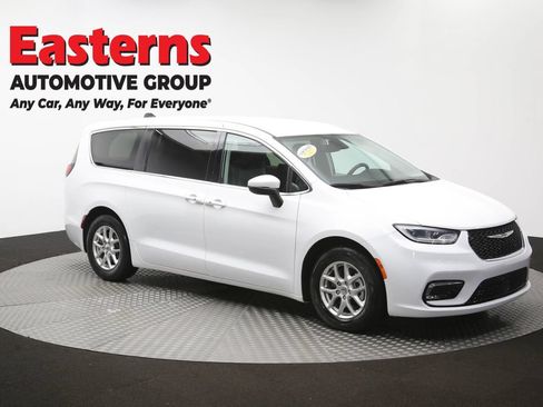 Used 2023 Chrysler Pacifica Touring-L FWD image 49