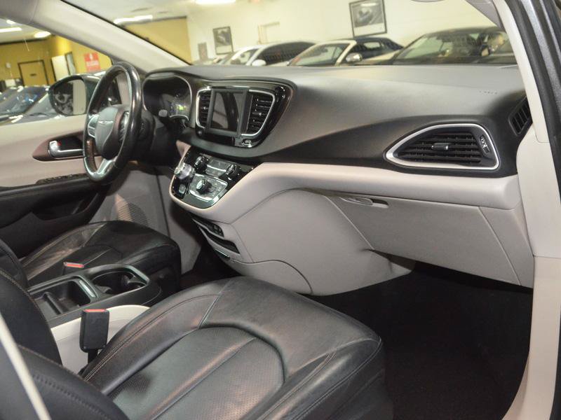 Used 2019 Chrysler Pacifica Touring-L FWD image 21