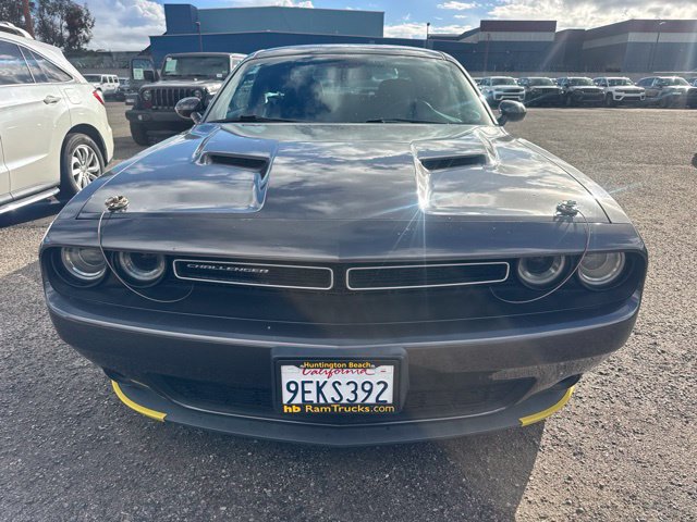 Used 2015 Dodge Challenger SXT RWD image 2