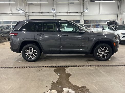 Used 2024 Jeep Grand Cherokee Limited w/ Luxury Tech Group II image 2