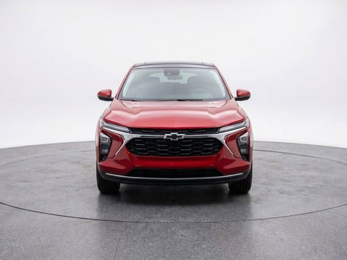 Used 2025 Chevrolet Trax LT FWD image 2