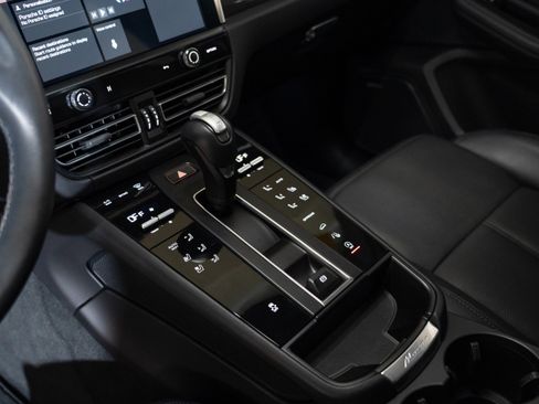 Certified 2024 Porsche Macan AWD/4WD image 22