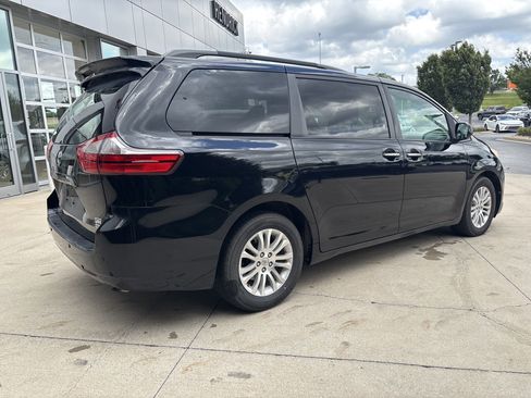 Used 2017 Toyota Sienna XLE FWD image 7