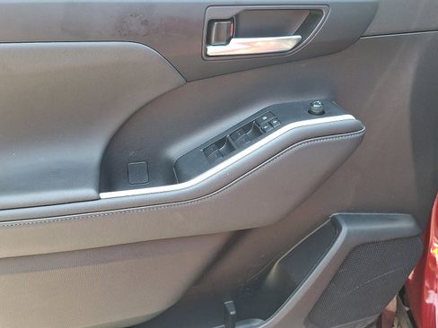 Used 2022 Toyota Highlander XLE image 11